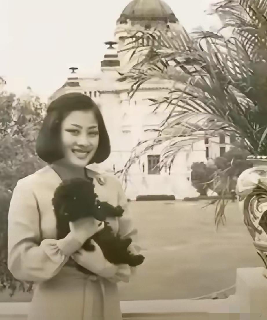 抱着心爱的小狗狗，颂莎瓦丽王妃笑的很温柔；
西拉米王妃的表情有点不自然，小狗在她