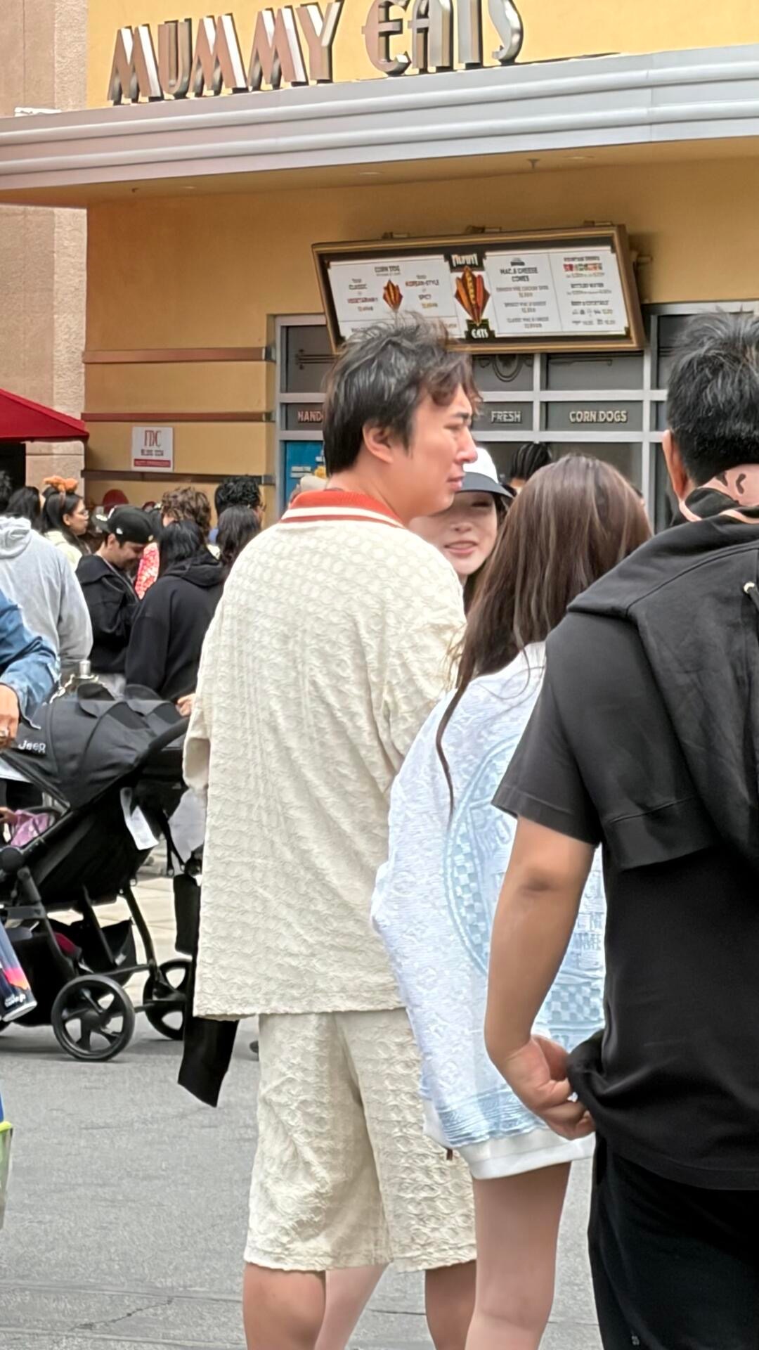 网友在加州环球影城偶遇王思聪吗他怎么天天在玩