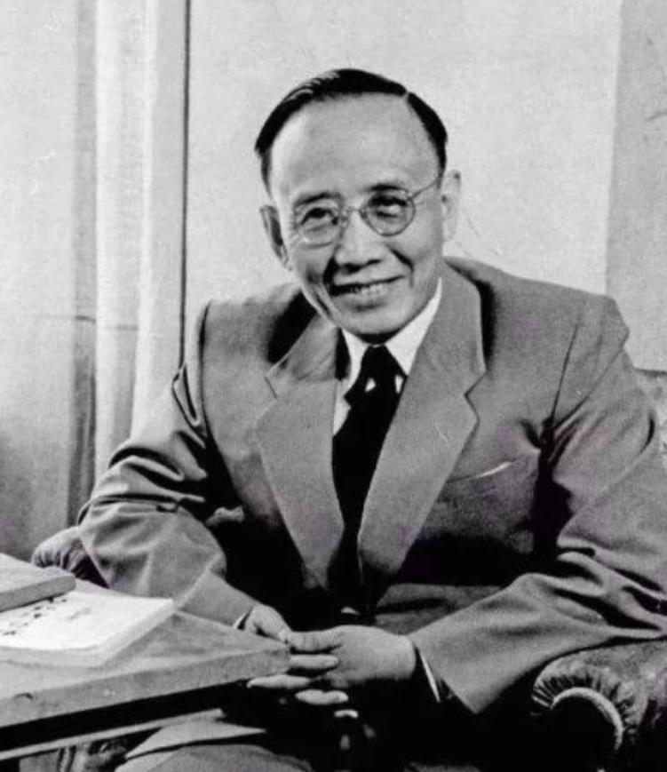 1912年洞房之夜，郭沫若见发妻太丑，拒绝同房。就在他转身要走时，发妻拉住他苦苦