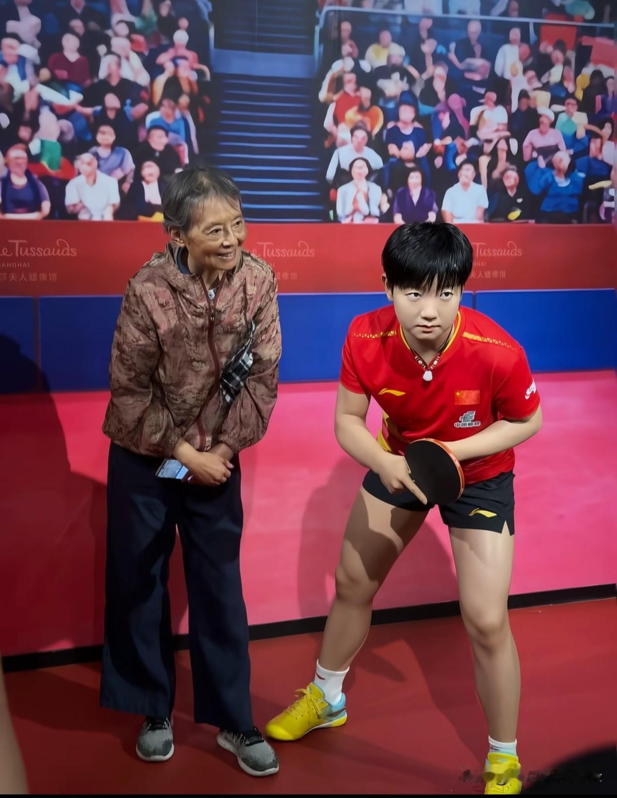 这个老奶奶好让人感动，
轮到她和莎莎拍照，
本以为她会站在莎莎旁边，
或者碰碰莎