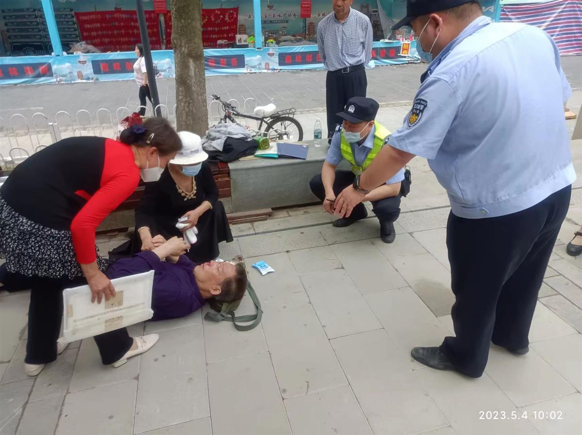 老人突然晕倒街头, 接下来的事很暖心