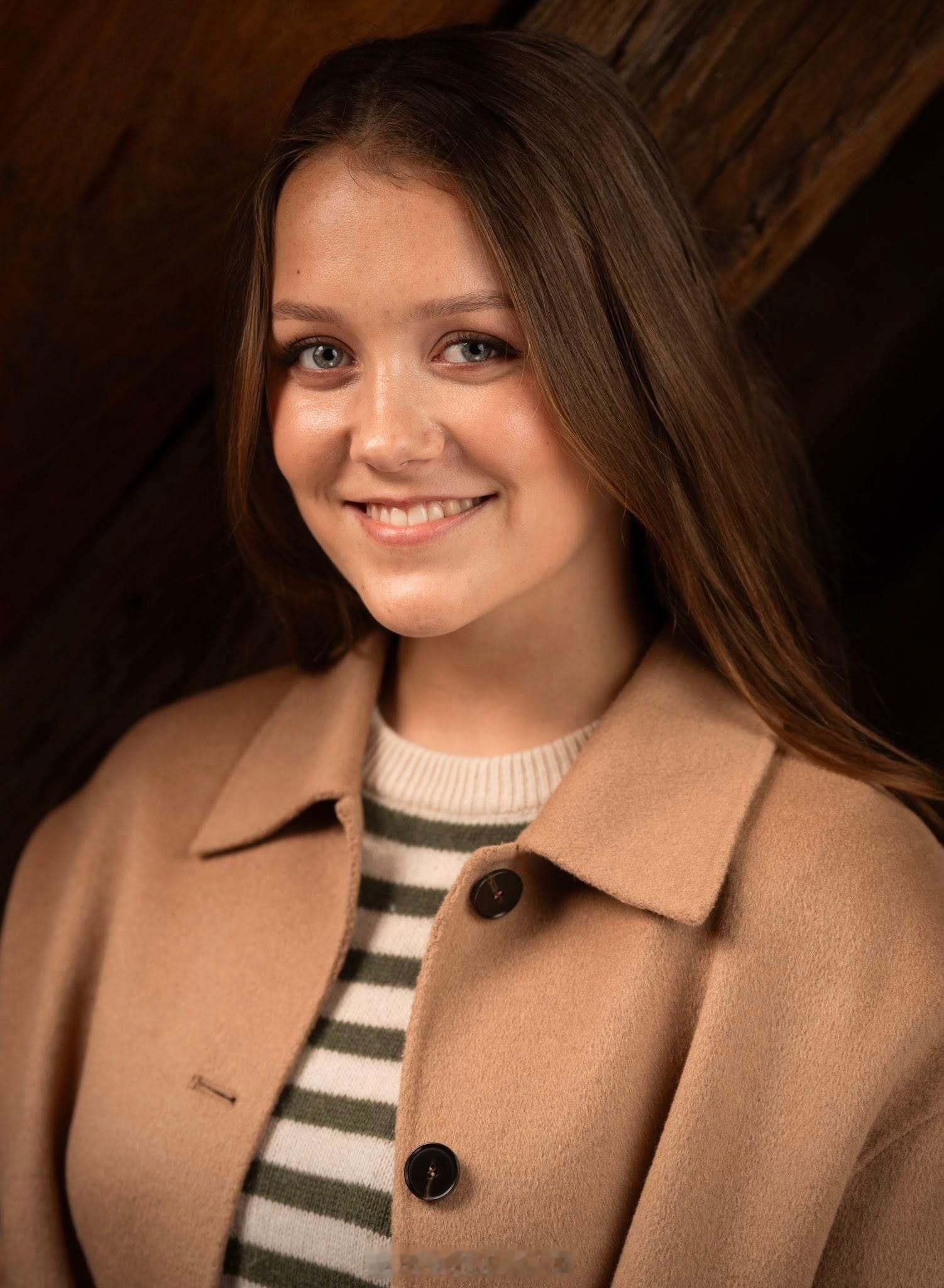 4.21 丹麦伊莎贝拉公主庆祝19岁生日，裙子转圈圈还不错，可大头照吧……她能不