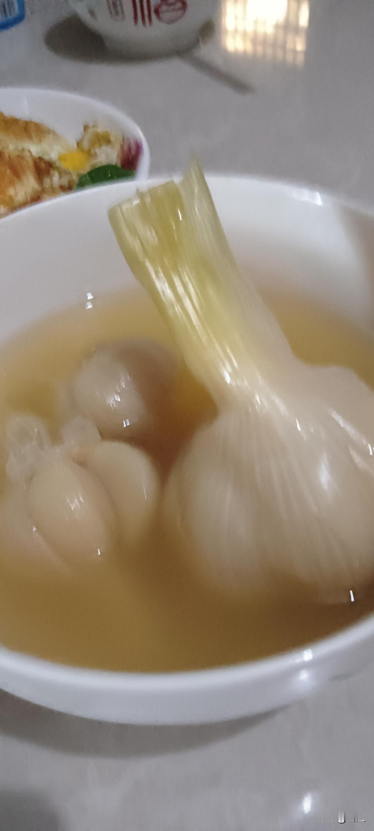 糖蒜泡得晶莹透亮，咬开脆生生的，酸甜解腻，是家常餐桌上的开胃担当。青椒煎蛋带着锅