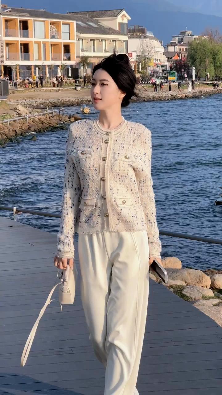 海边漫步，轻奢穿搭，优雅自在