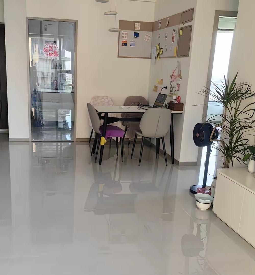 楼上那对老夫妻走了三年后，我才敢再上他们曾经住过的楼梯——总觉得那扇木门后，还飘