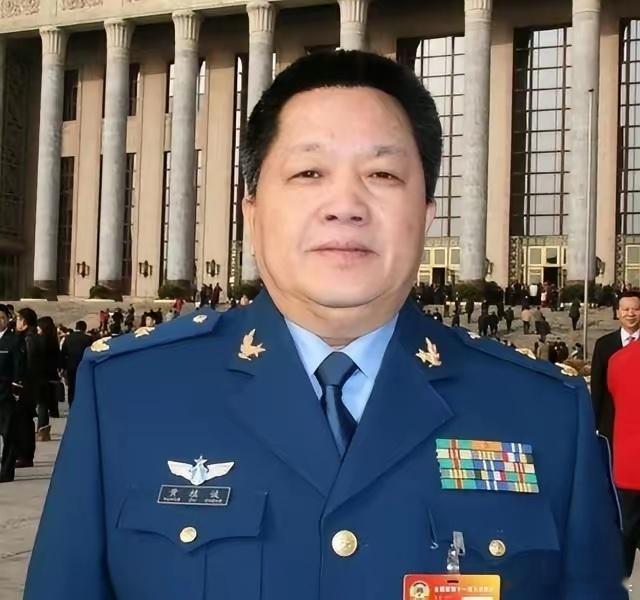 1981年，台湾飞行员黄植诚，驾驶最先进的飞机向大陆投诚，却被后座飞行员察觉。黄