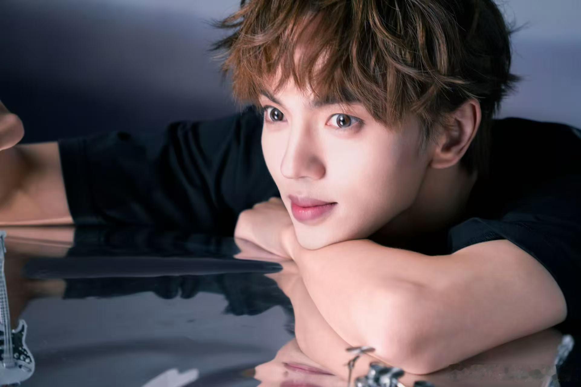管健嘉晨是披哥主题曲制作人披哥主题曲是管健嘉晨写的披荆斩棘 管健嘉晨实力好强，一