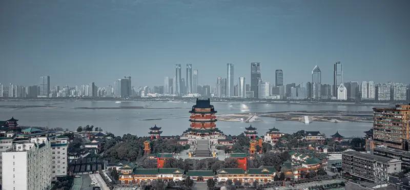 下联：东西南北八方皆景
解析
1. 对仗严谨
上联运用数字“一二三四”，与下联方