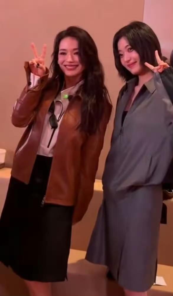 49岁的舒淇与28岁的孙千在米兰时装周上惊喜同框，两人并肩看秀，气质出众，风采各