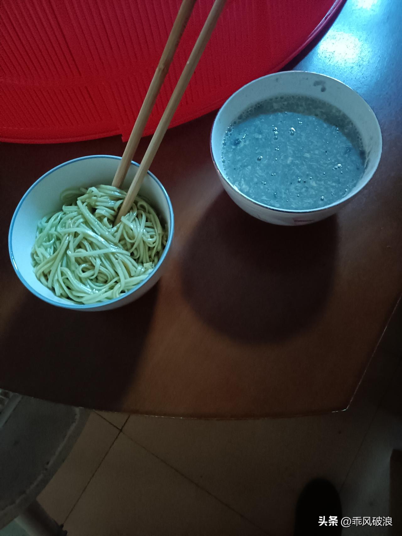 9月13号，多云天气。但温度适宜。早餐连吃了一碗黑芝麻桑椹粉，一碗苦瓜桑叶面