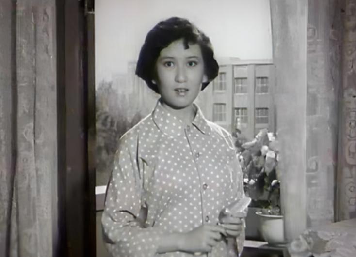1975年，离家30多年的野绮绫子回到日本，日本天皇让予她高位，父母让她继承千万