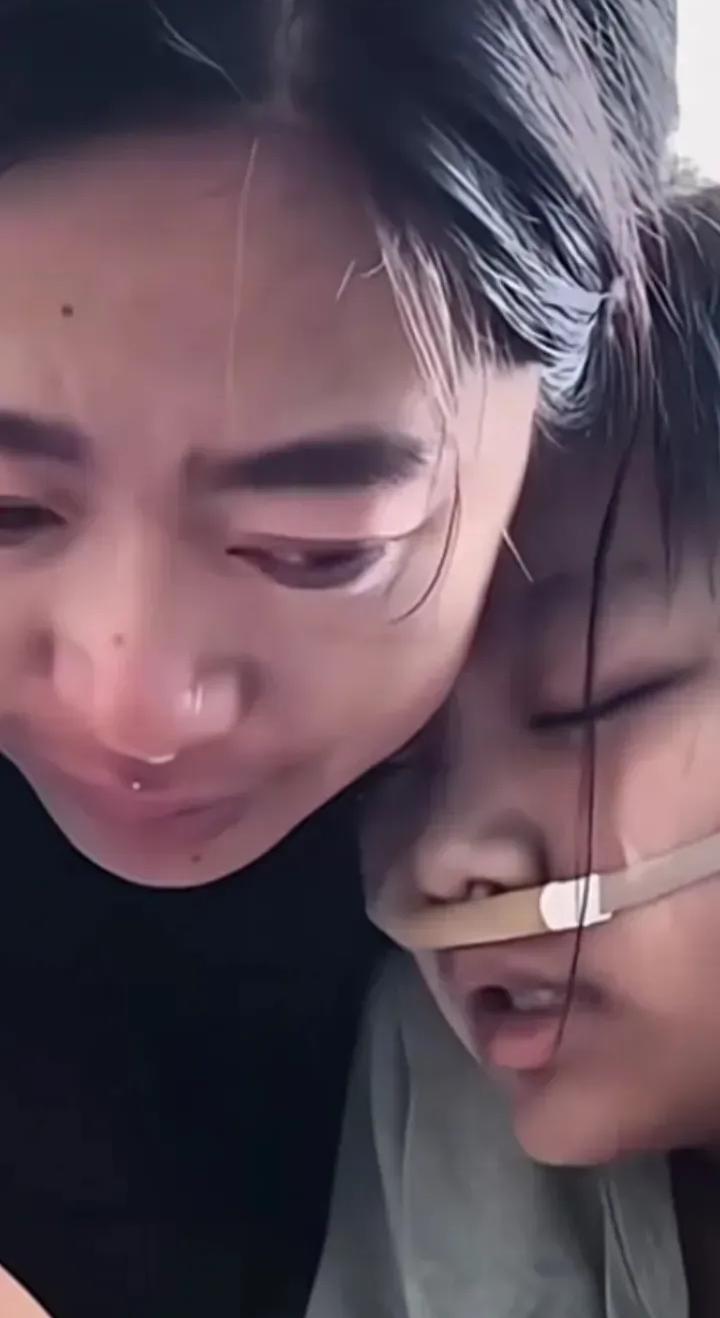 女儿得重病奄奄一息，躺在妈妈怀里，断断续续给妈妈说：妈妈呀！等我走了，你再生个小