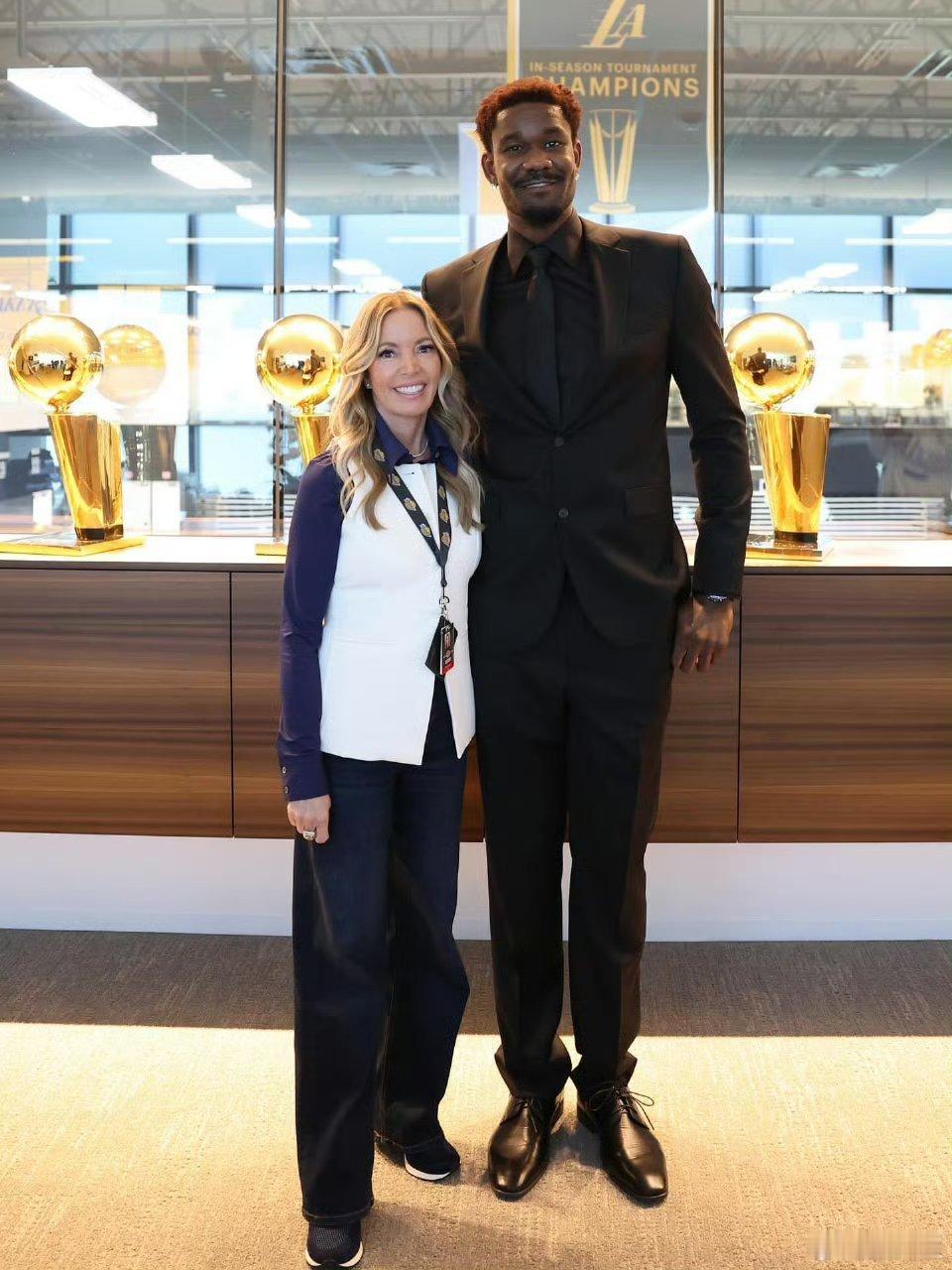 在定制数据里，每个球员都是GOAT——“艾顿成为湖人队史第一个单场100%命中率