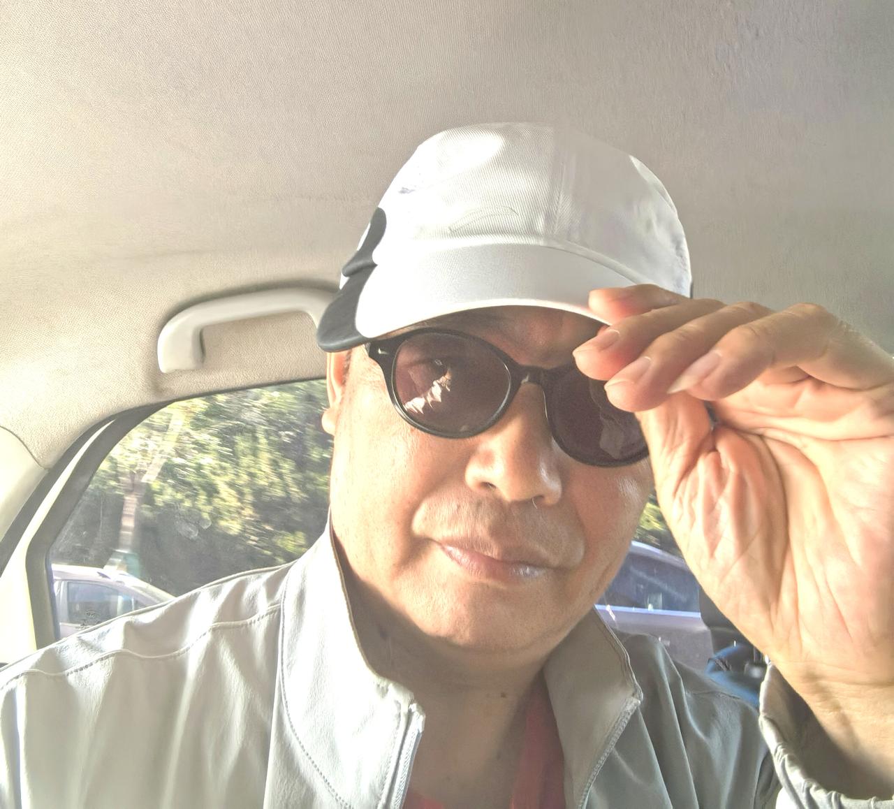 别一个劲往下死蹲，你尾椎没找准方向。
 
公园老哥一巴掌拍在石桌上：你打拳膝盖抖