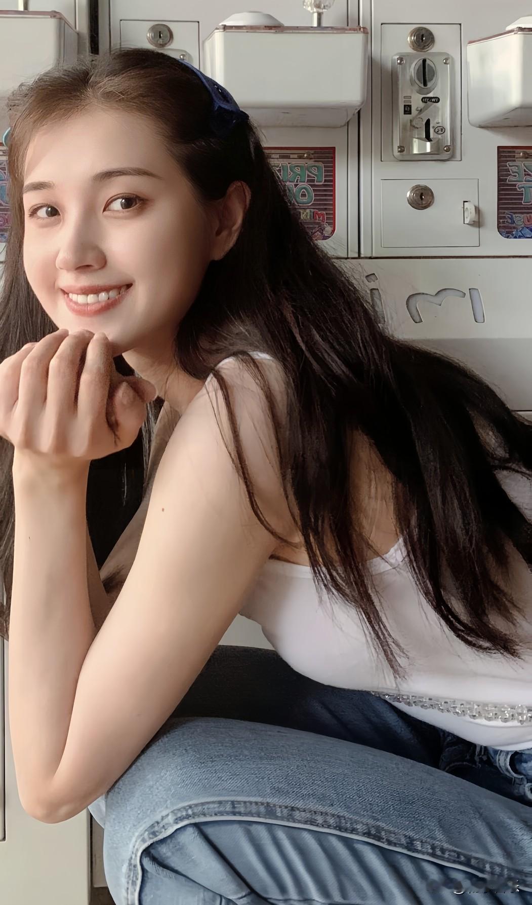 元气少女轻倚柜边，眉眼弯弯漾着笑意，那抹甜暖像揉碎的阳光，漫进心里都暖洋洋。甜系