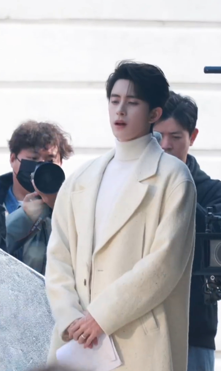 敖瑞鹏高领内搭白大衣韩剧男主感敖瑞鹏冬天心软的神 敖瑞鹏冬天心软的神，敖瑞鹏高领