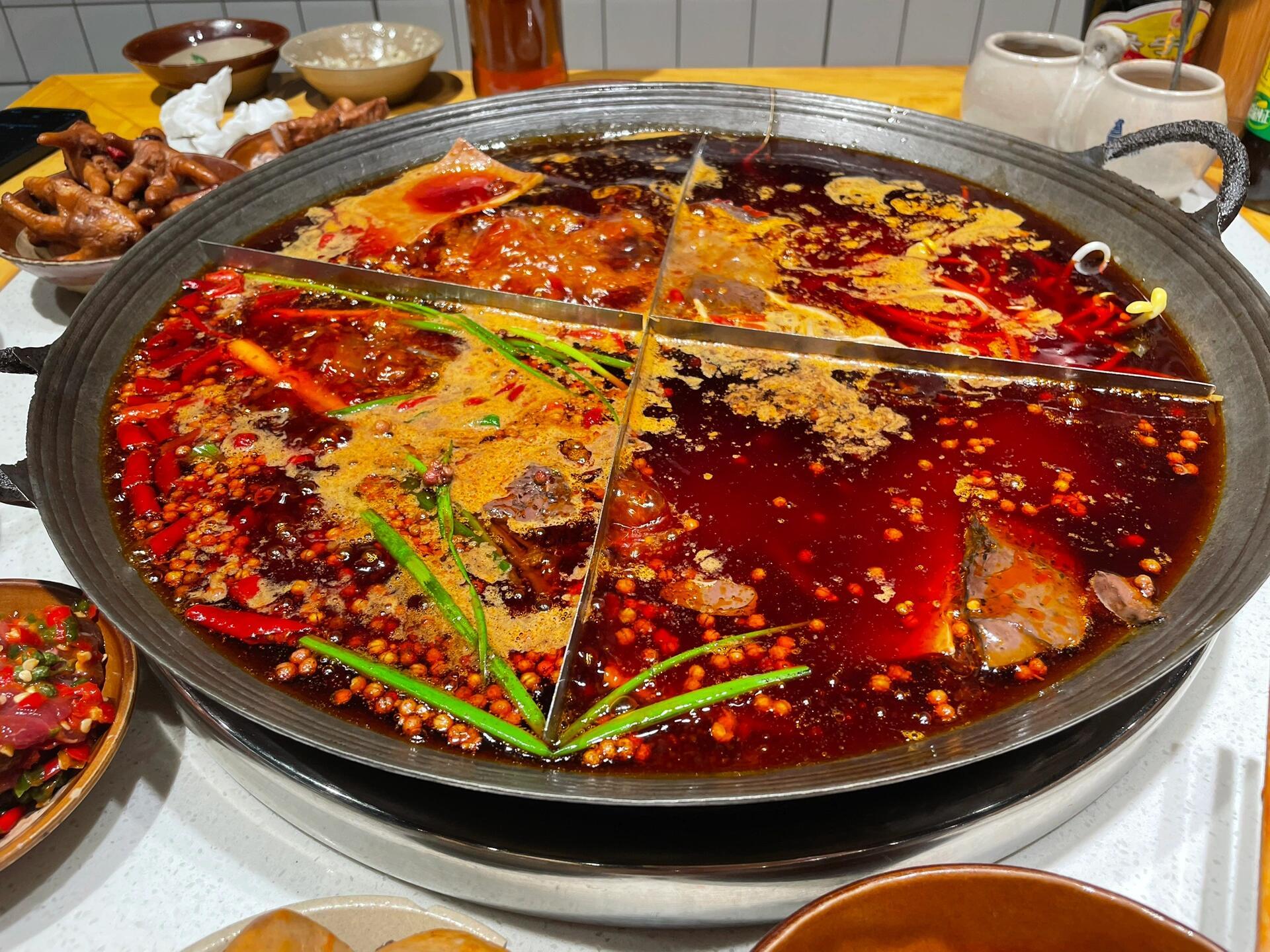 一边吃火锅，一边看直播，一个解馋，一个解闷。 ​​​