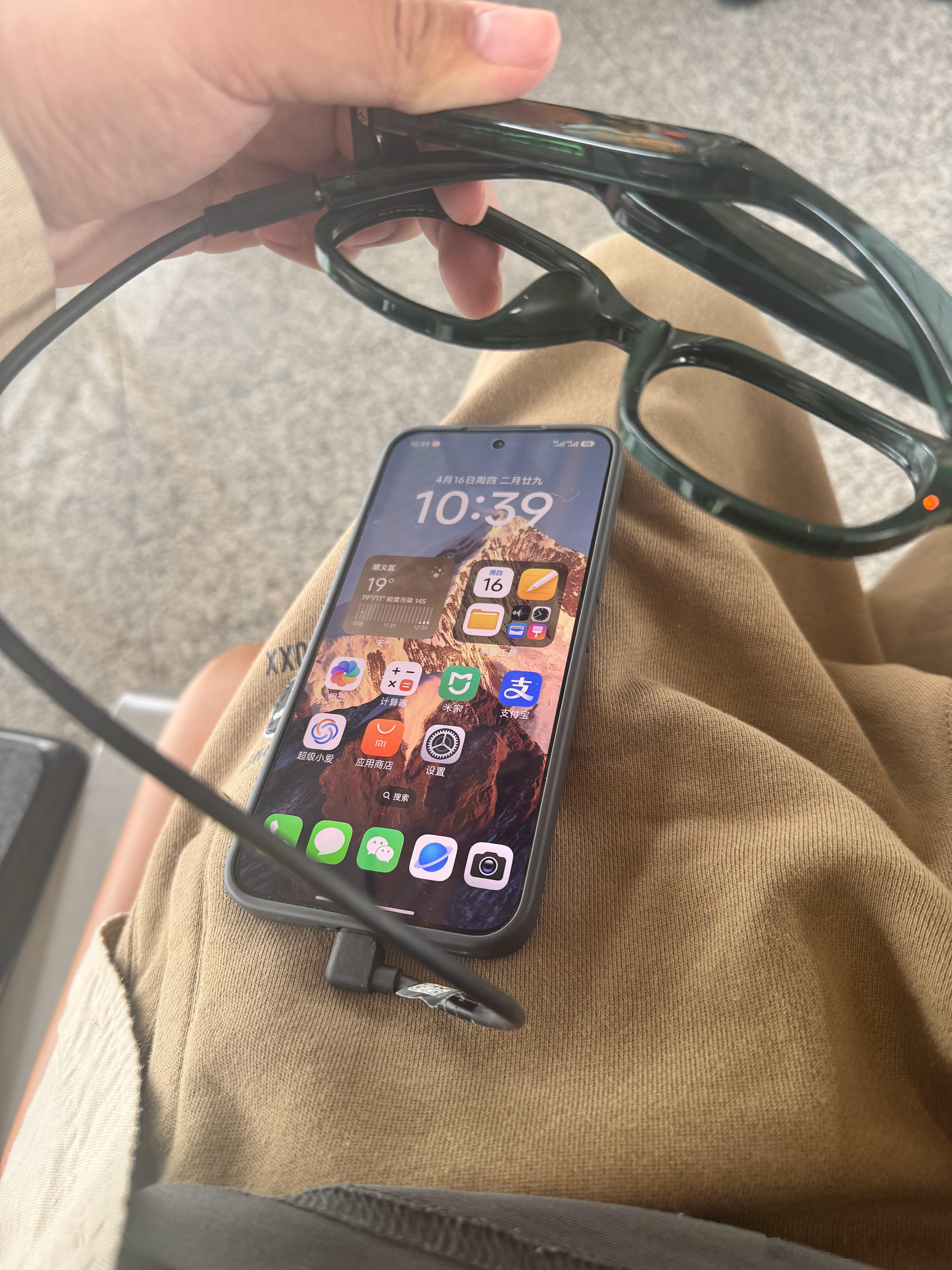 这回试试不带充电宝出个短差，两天。红米备用机，带根短的C to C线，用它反向充