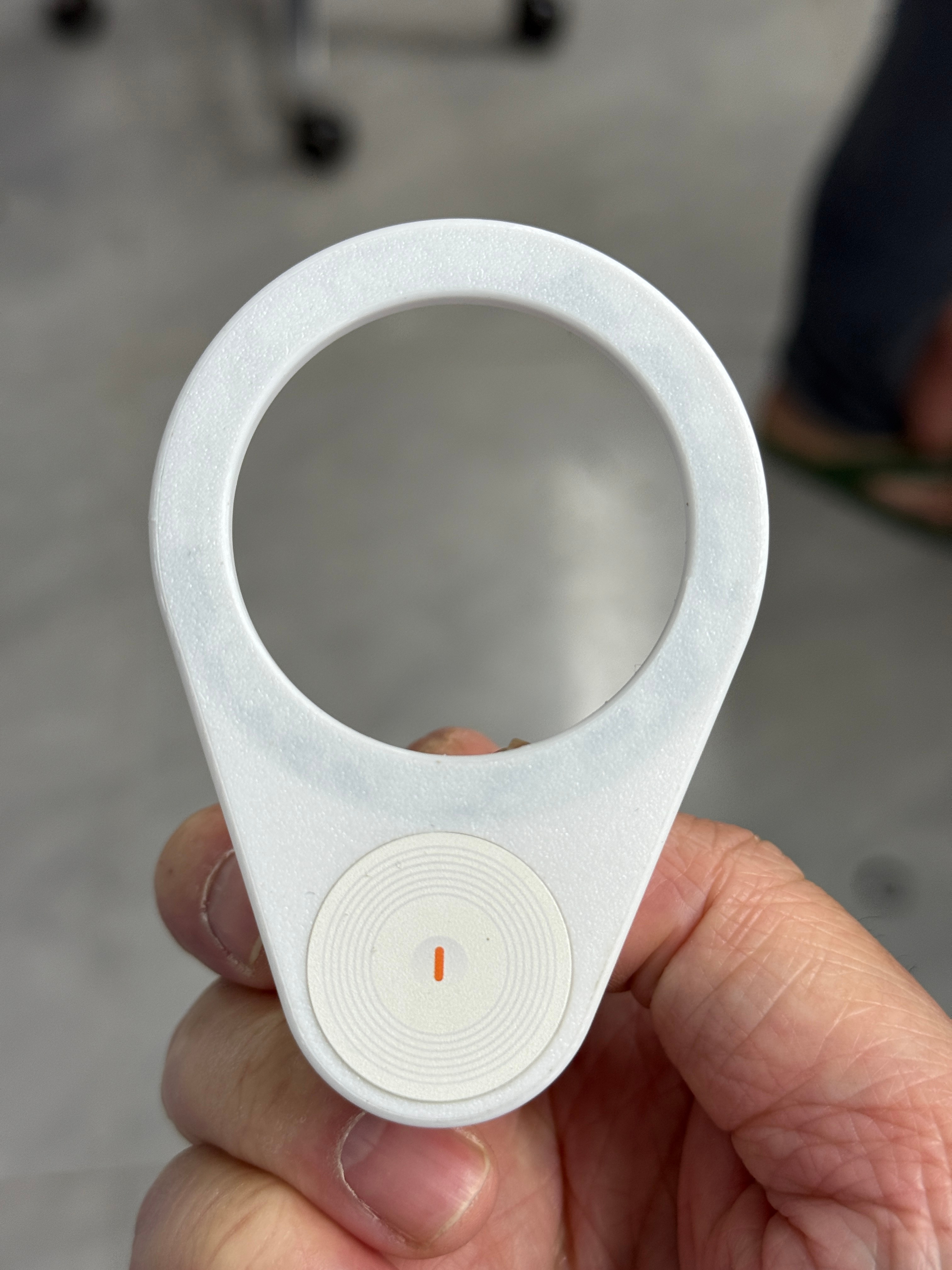 我给配件的配件做了一个配件小圆片原本是给平嵌磁吸气囊做的一个配件，但是我发现只用