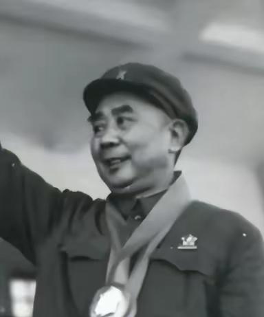 1970年，王自正持枪冲进了军区政委的卧室，政委连忙呼叫警卫员，谁知，2个警卫员