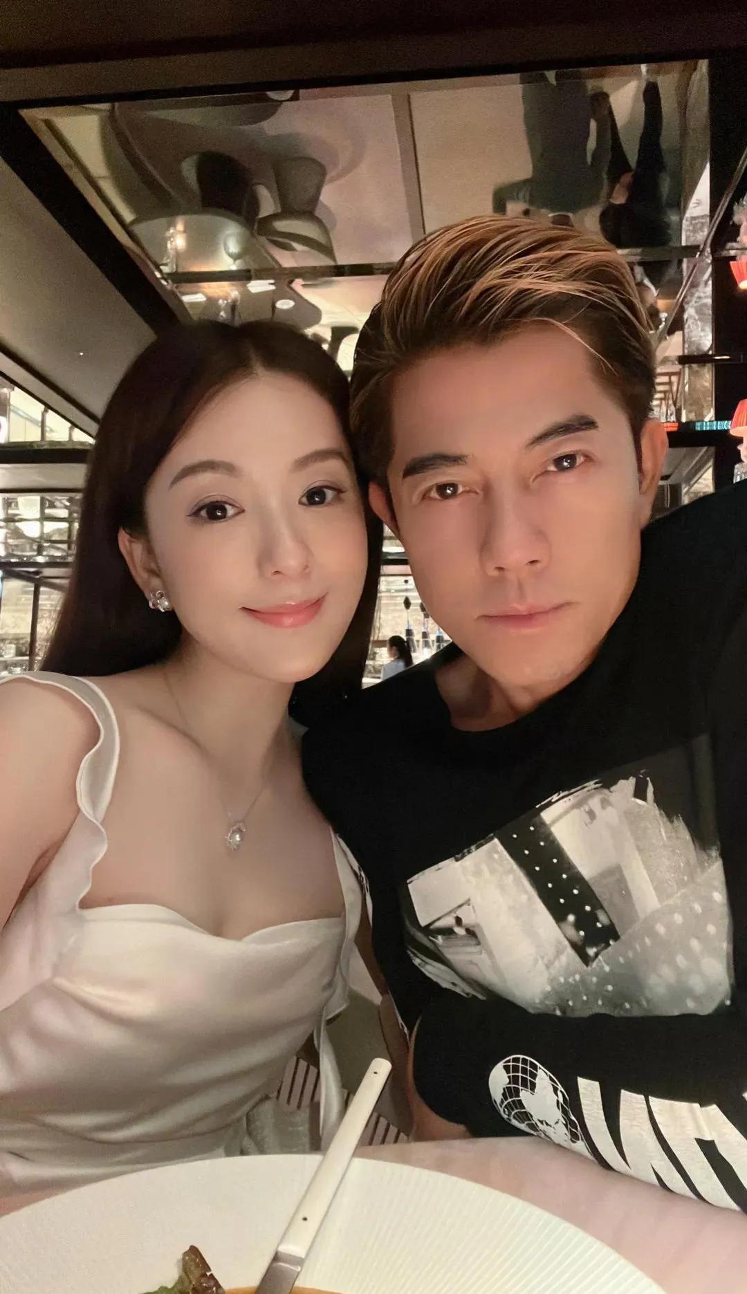 天王郭富城晒出与老婆的贴脸合照为其庆生，他说:“親愛的老婆生日快樂🎂🎉🎉❤