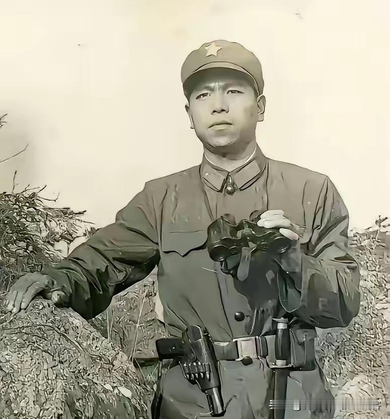 1981 年，侦察连连长崔英顺在战壕中留下牺牲前的最后影像。戎装在身的他，持望远