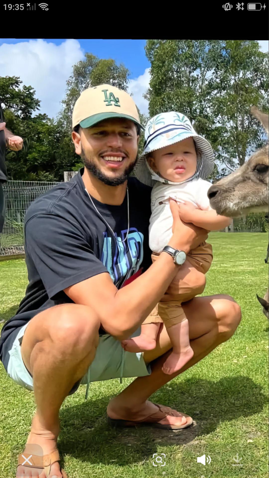 【辽宁队外援哈维通过个人账号与球迷分享抱着孩子和小动物近距离接触的幸福时刻。不少