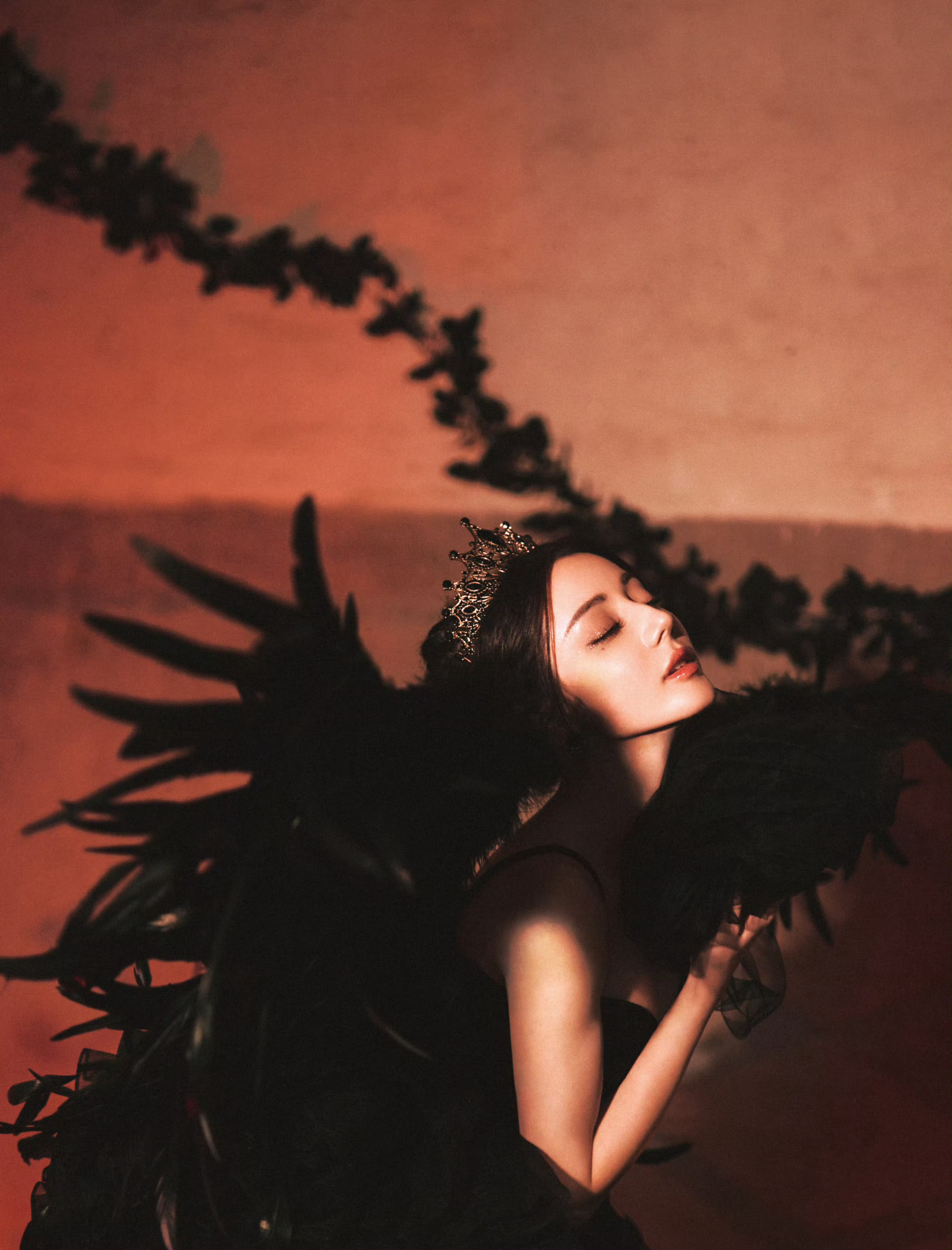 #迪丽热巴午夜黑天鹅#高贵魅惑的黑天鹅～这双动人眼睛看过来、轻轻松松被迷成制杖[