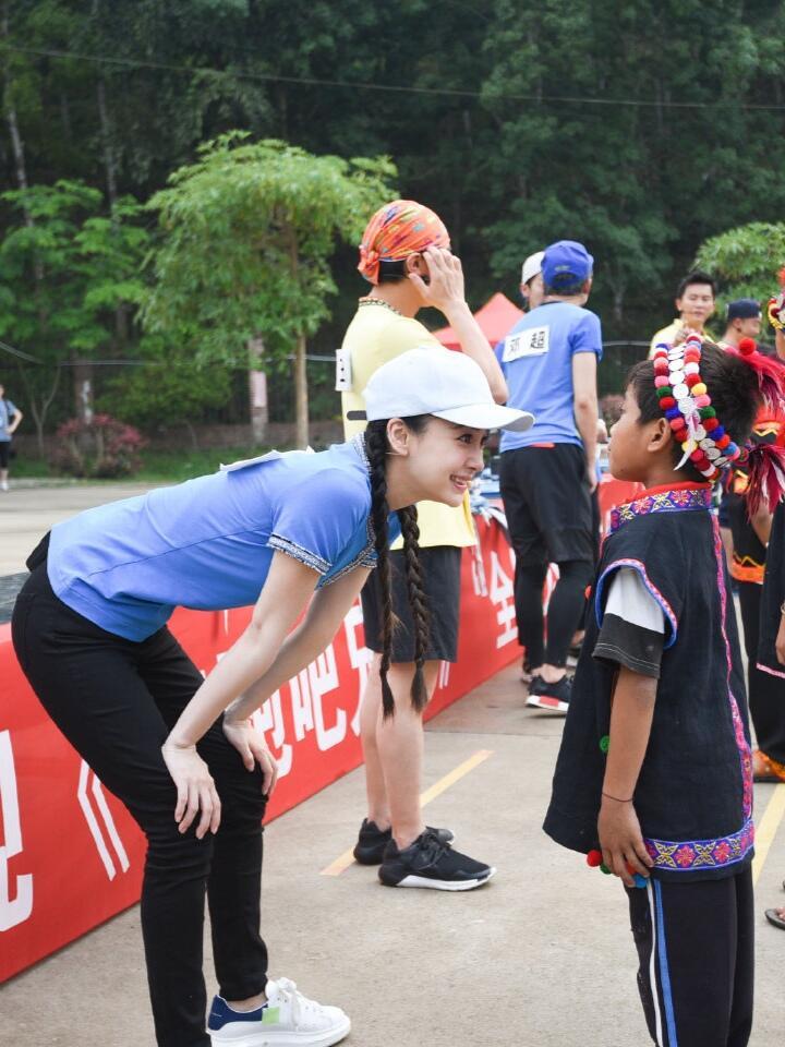 Angelababy  这面相很难有人不喜欢哪个弟弟不想要一个这样的天使姐姐呢 
