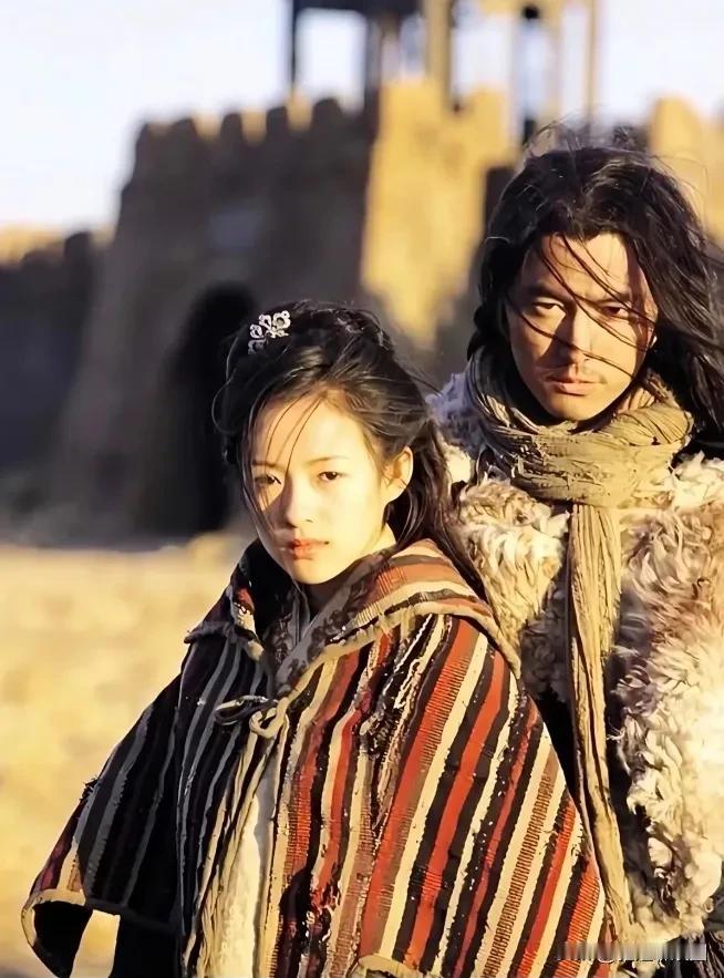 章子怡年轻时候长得很漂亮，五官精致，不笑时候气质非常高冷，也是她个人独有的魅力，