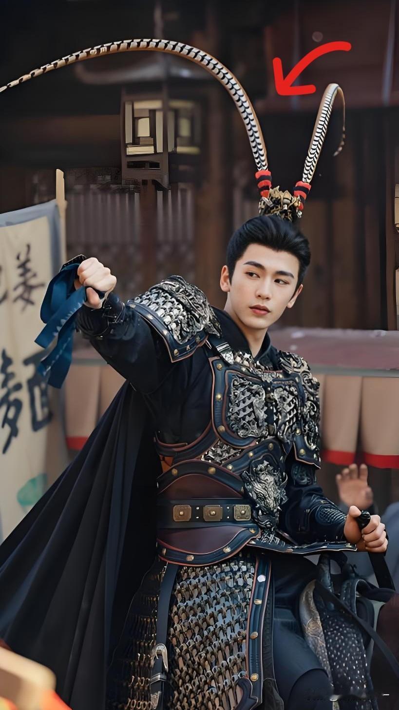 看了《逐玉》，

有个问题一直没有搞明白，

就是剧中张凌赫饰演的男主身穿战袍的
