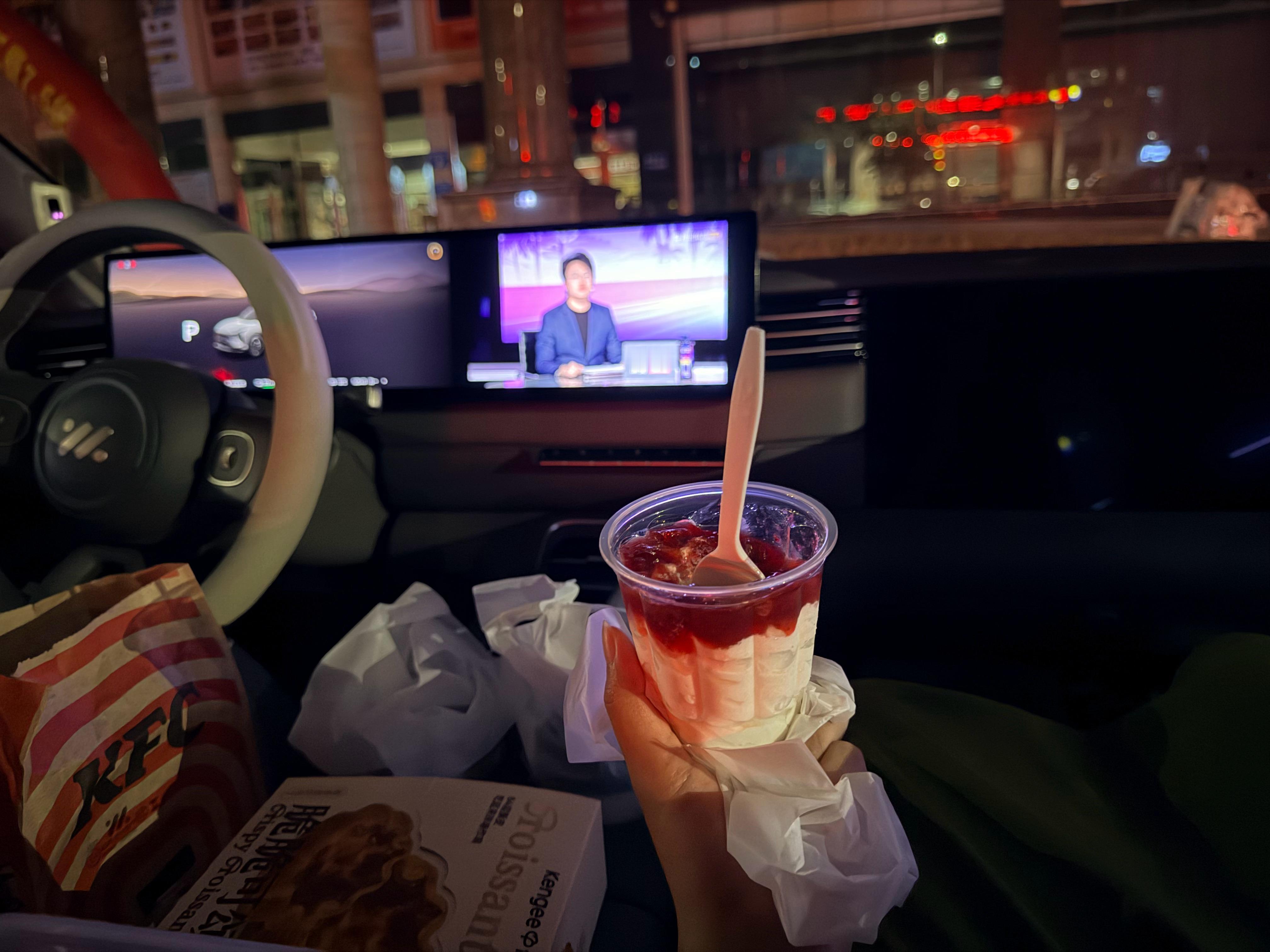 和我妹 两个不睡觉追F1的女人今晚的观赛据点：车里零食就位，气氛就位，潘子拉姐冲
