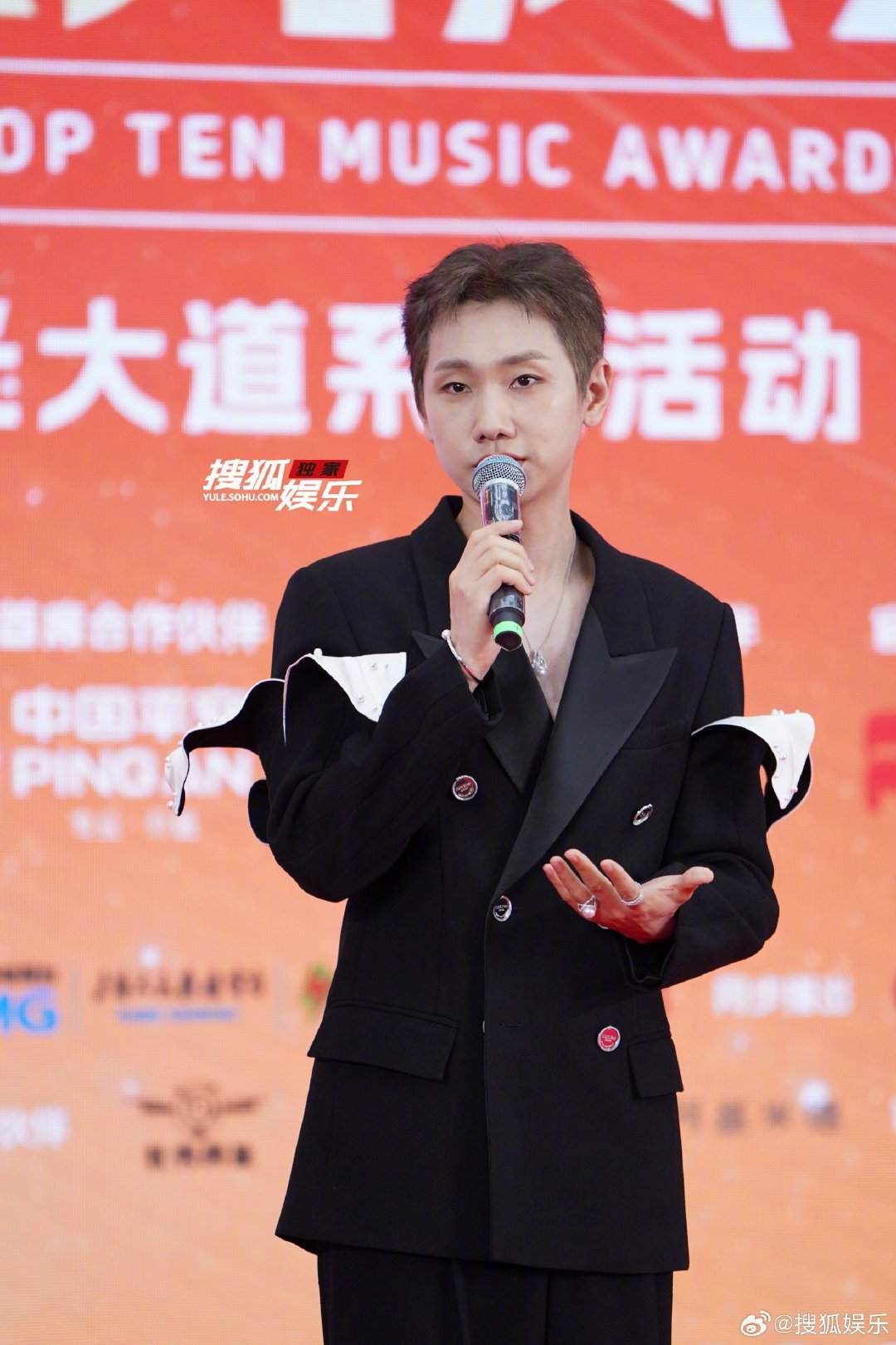 汪苏泷东方风云榜红毯压轴汪苏泷说工作和生活没有平衡的汪苏泷压轴亮相东方风云榜红毯