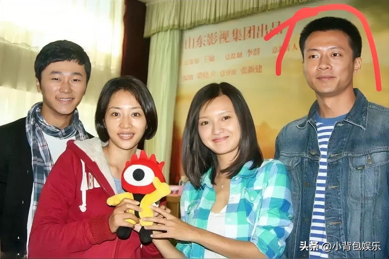 中间的美女，一个是傅晶，一个是张龄心，旁边的两个帅哥是谁呀？特别是右边的这位，和