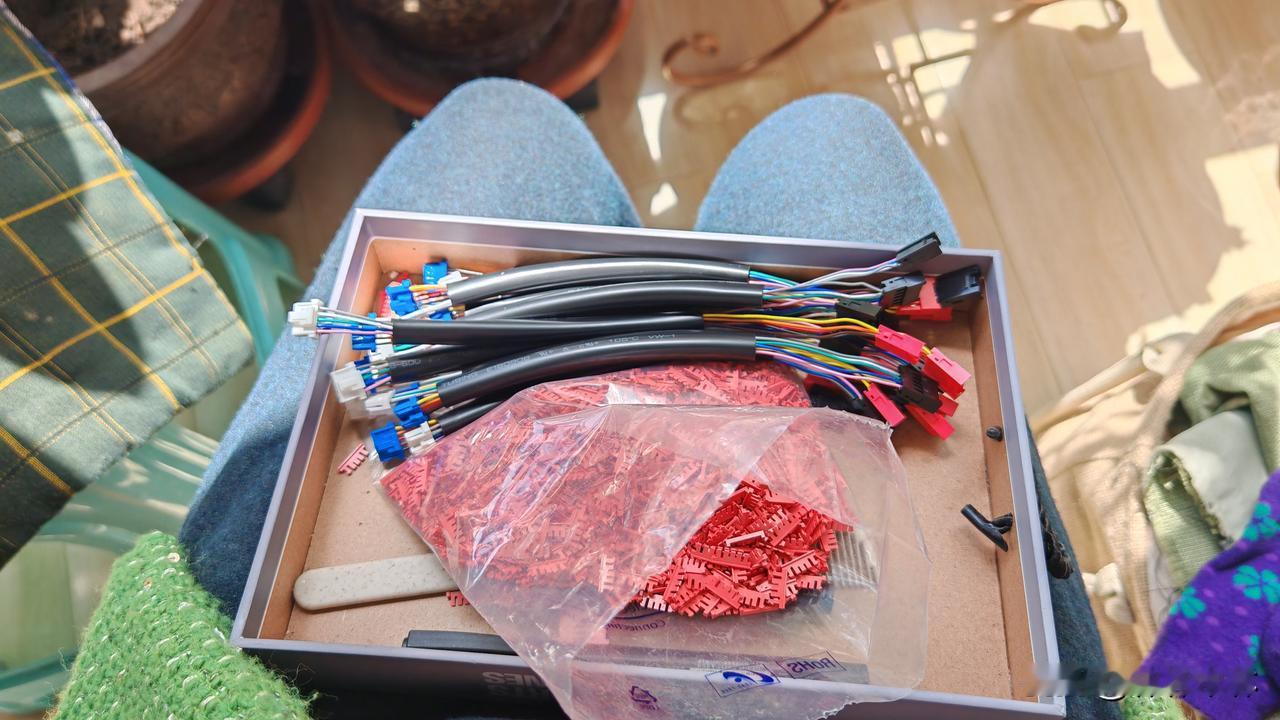 上个月在家做手工活赚了700块，休息了10天又开始干活了，天津外面的气温很高，屋