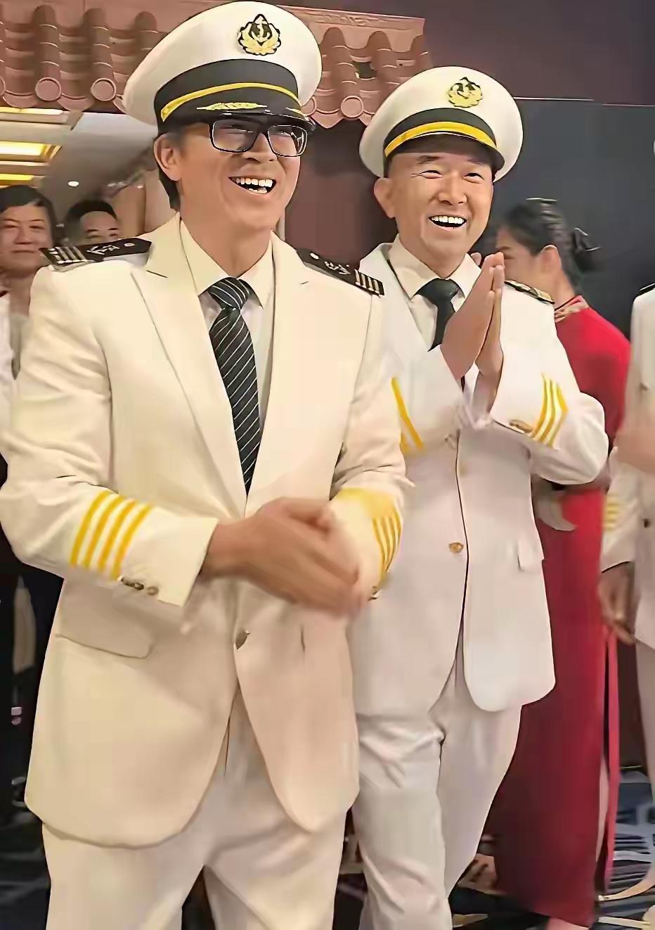 他现在就是个普通人，
没有特殊身份和地位。
是人总要吃饭的，
要生存下去。
不违
