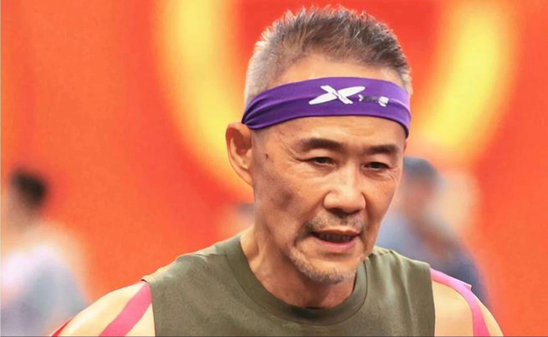 75岁王石现身北京参加室内健身比赛，老婆田朴珺亲自到场支持