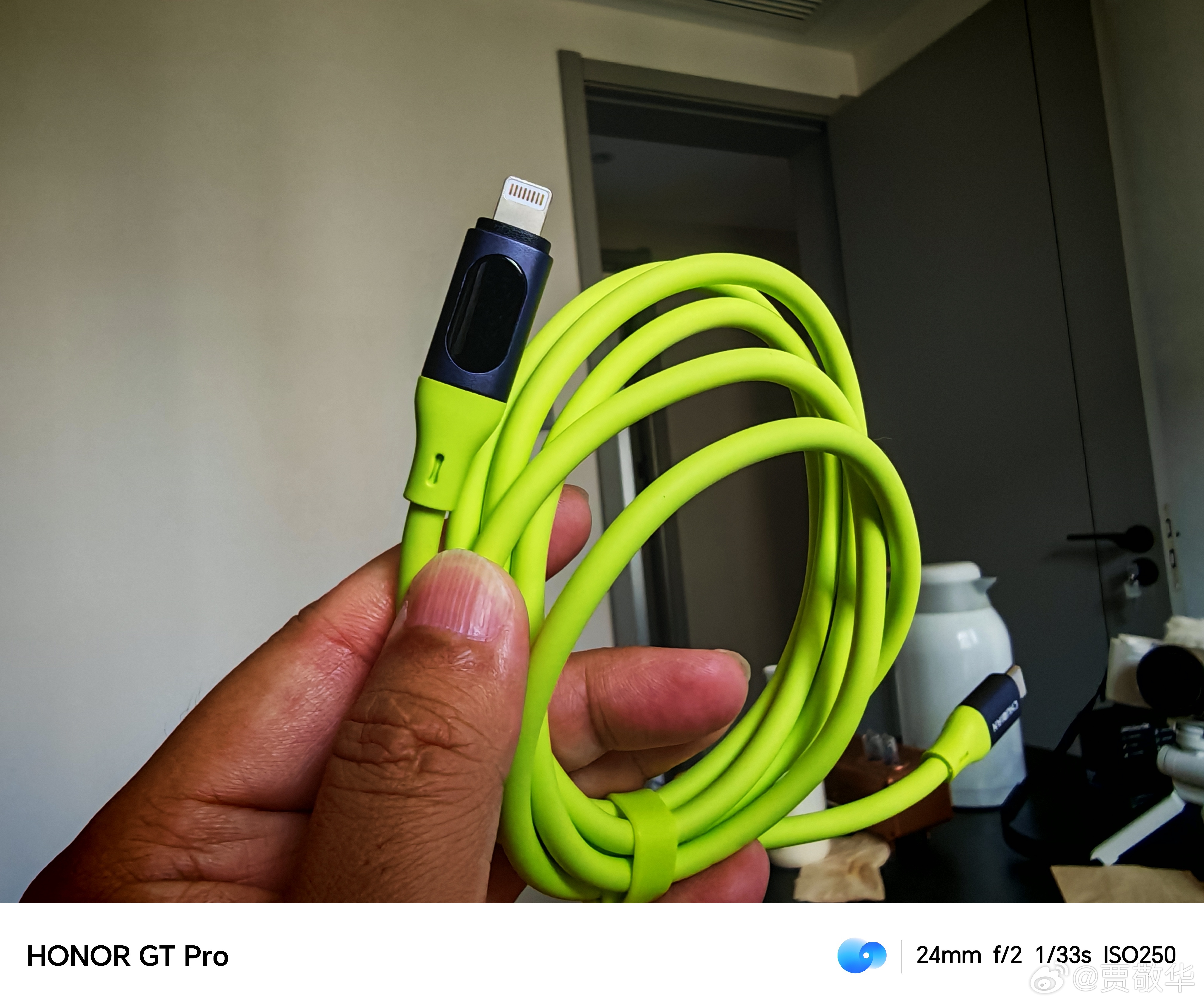 前几天下单买了一条充电线，结果商家发了一条Lightning接口的线，这发货的小