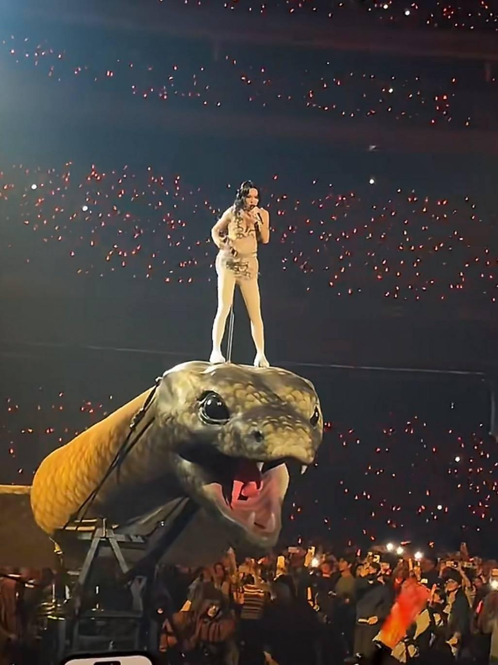 一些博主认为蔡依林演唱会机械蛇象征“邪教仪式”，声称其“吸取观众气运”，金色公牛