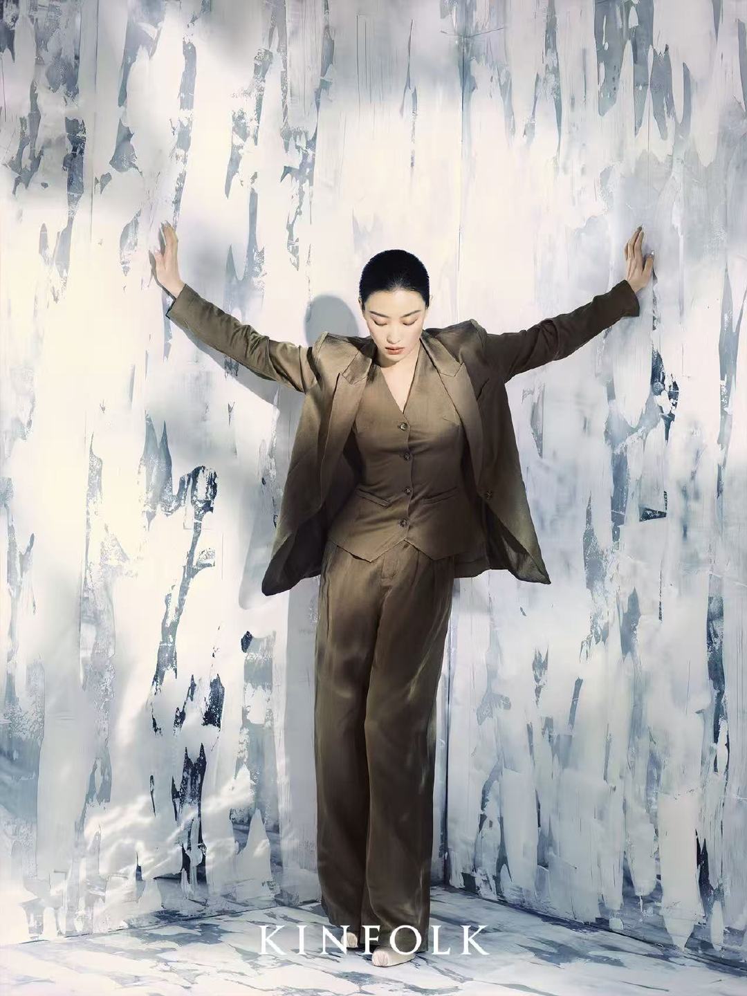 倪妮时尚驾驭能力 倪妮KINFOLK回归首封 热烈绽放，沉静笃定。将矛盾化为和谐