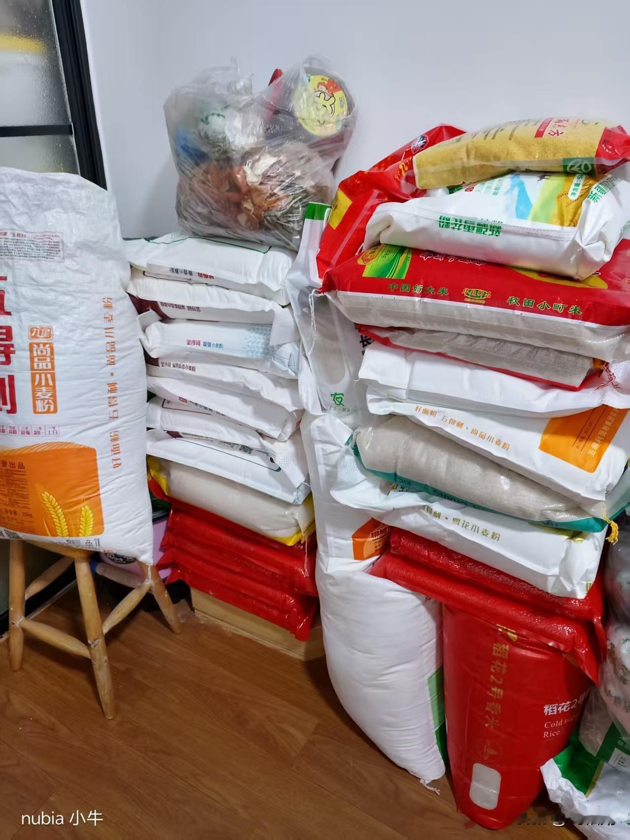 一场新冠疫情，让原本平静的生活骤然失序。病毒无声，却在我们心中埋下了长久的惶恐。