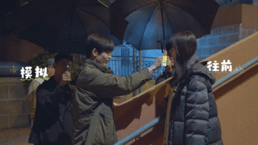 赵今麦教张凌赫涂口红赵今麦教张凌赫涂口红，这不经意间流露的默契，谁看了不说一句他
