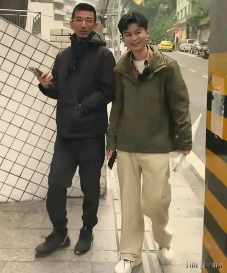 东方甄选又有新动作，
今天重庆专场，
大号和自建房同时开播，
卖的品还都是一样的