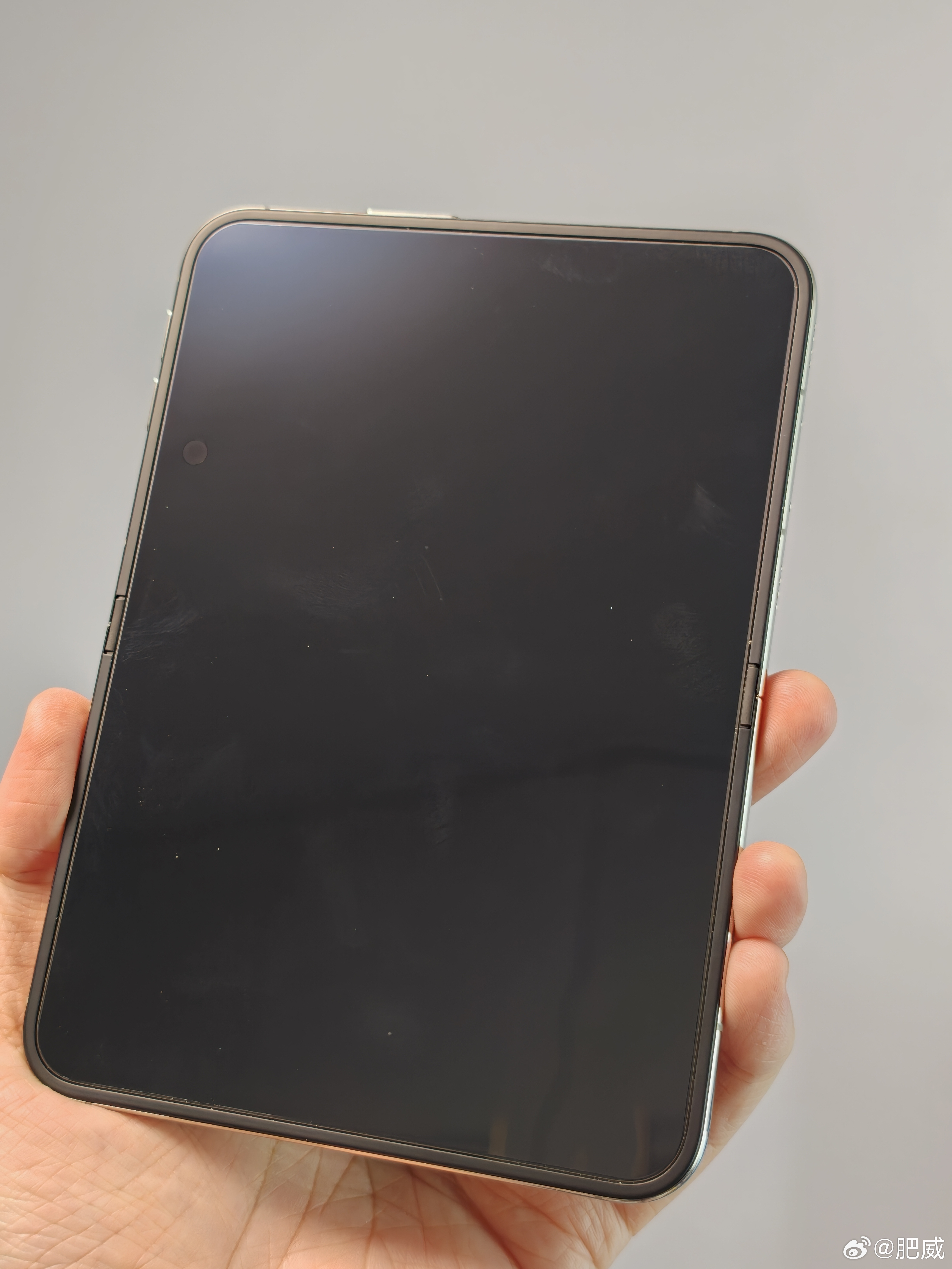 喜提亮面屏的iPhone Duo一台，通过一个相当蛋疼的操作实现的…那就是在原有