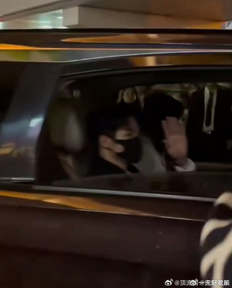 檀健次 不开窗这不开了吗[疑问]，再说开窗是什么很必要的事情吗，也没人逼你们等啊