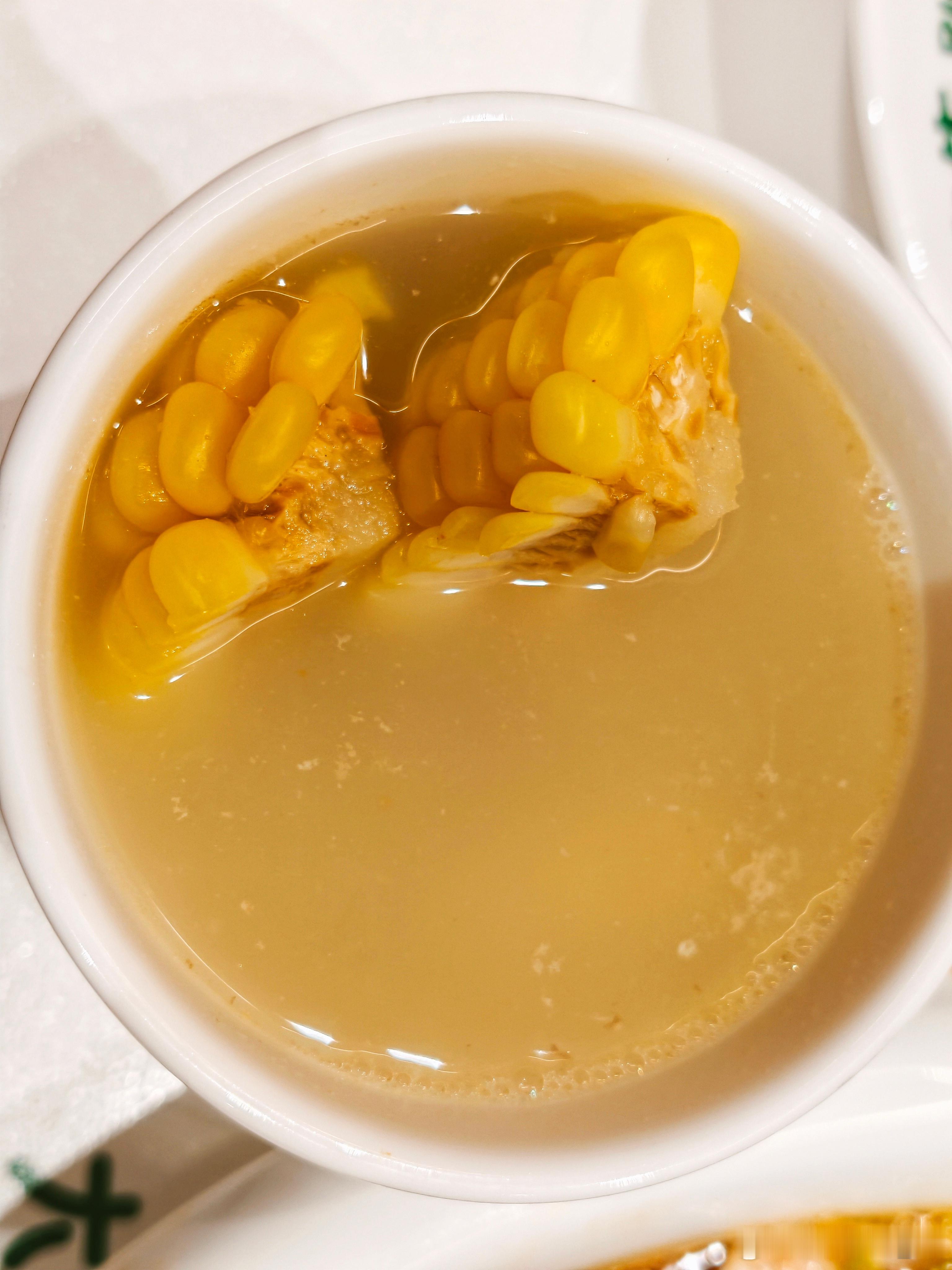 今天的午饭有鱼有菜还有汤，你们都吃了没？ 