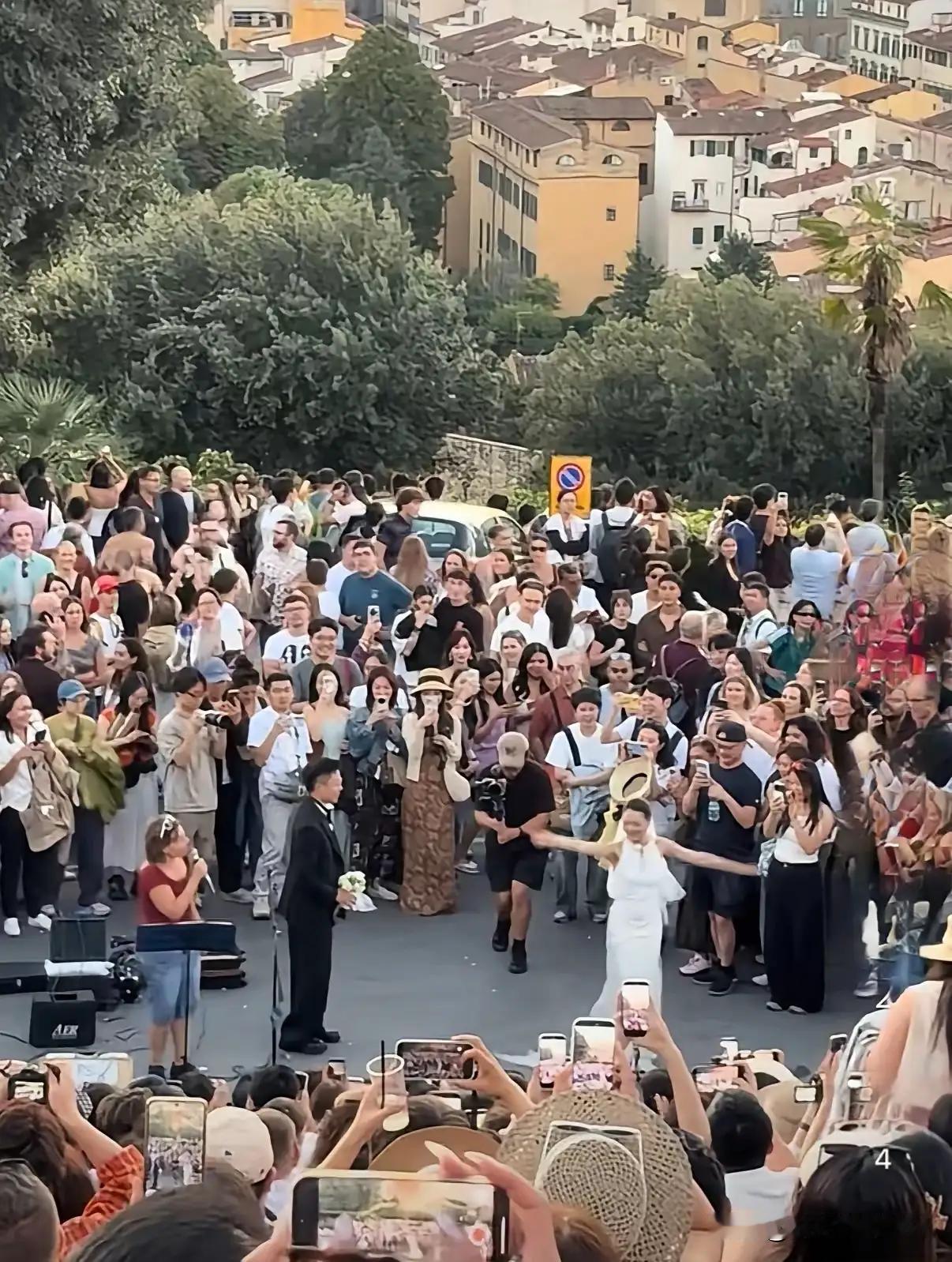 国庆假期，在意大利米开朗琪罗广场，街头艺人现场和观众互动时询问是否有中国人在场，