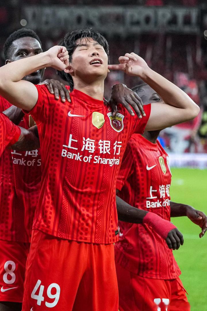 李新翔用进球激励小师弟 海港前锋李新翔扩大优势，锁定德比2比0。他绕场庆祝时，师