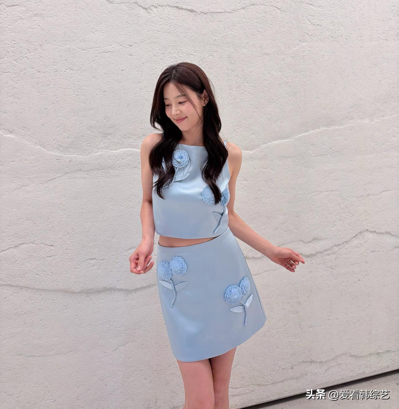 6月，演员韩智慧在Instagram上传了多张照片。公开的照片中，一身天蓝两件套