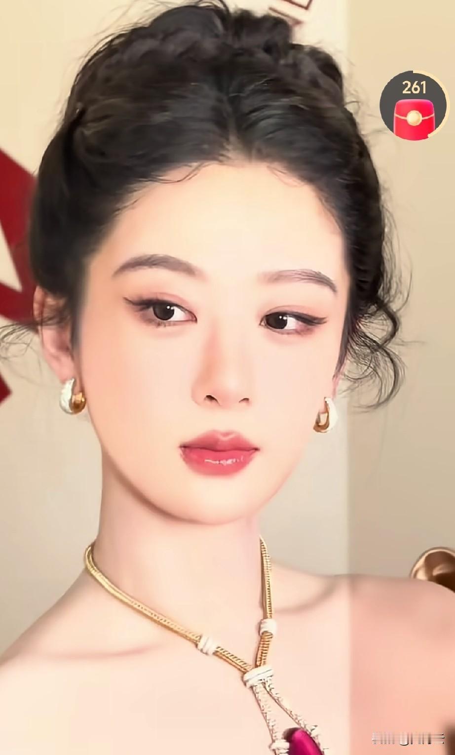 杨紫这次出席活动的造型很好看，有一种在逃公主的既视感。皮肤状态也很好。而且在在接